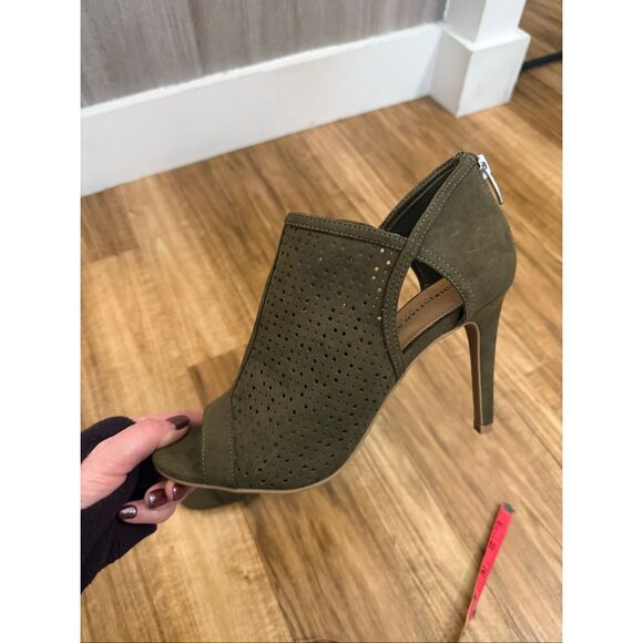 Christian Siriano Faux Suede Laser Cut Pump Army Green Size 9 - Picture 5 of 5